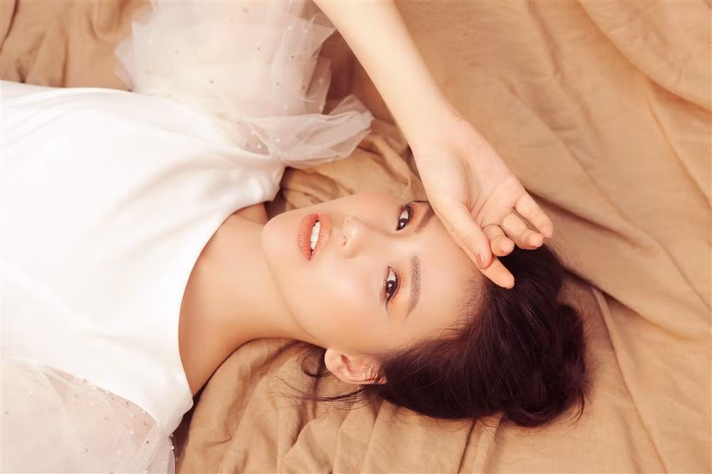 Không có thu nhập nhưng bản thân Quỳnh Hoa cũng không dám nhận thêm việc trong thời gian này vì tính chất phức tạp của dịch bệnh. Chân dài cho rằng tình trạng lây nhiễm nCoV là vấn đề toàn cầu, nên thời gian này cô ở nhà, hạn chế đến nơi đông người.