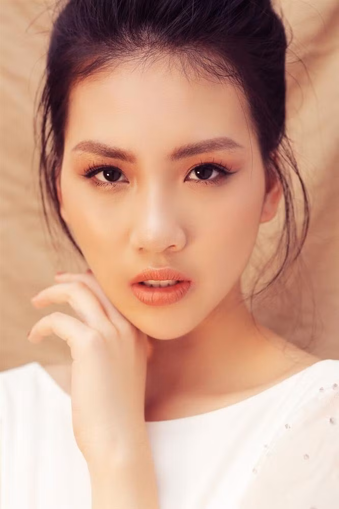 Để bảo vệ bản thân giữa mùa dịch, Bùi Quỳnh Hoa thường xuyên rửa tay, uống nhiều nước, bổ sung đầy đủ dưỡng chất, vitamin cho cơ thể để có sức đề kháng. Những khi có việc gấp cần ra đường, cô đeo khẩu trang kín mít.