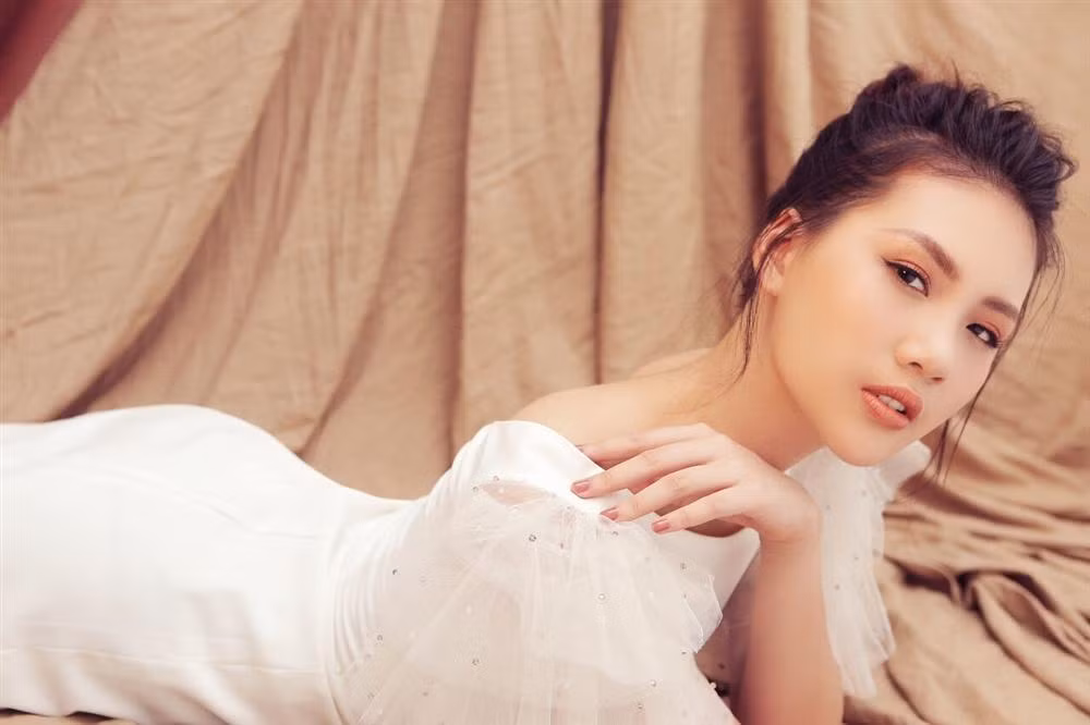 "Thu nhập của tôi bị ảnh hưởng nhưng nhiều doanh nghiệp, nhà hàng, cơ sở kinh doanh du lịch đứng trên bờ vực phá sản. Mình cũng khổ nhưng nhiều người còn khổ hơn nên tôi luôn tự nhủ bản thân phải biết cố gắng", cô chia sẻ.