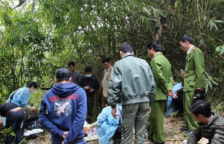Nhân vật này là Bùi Văn Dũng (SN 1982, trú tại xóm Ngay, Mỹ Hòa, Tân Lạc). Dũng sống cách nhà nạn nhân E chừng 1 cây số. Khi công an tìm tới nhà, gia đình cho biết, Dũng đã bỏ đi đâu đó từ nhiều ngày trước, không liên lạc được. Vào thời điểm khám nghiệm hiện trường, Công an Hòa Bình có thu được một vài mẫu vải vướng trên cành cây. Khi đem mẫu vải ấy cho nhân chứng xem, họ khẳng định màu sắc mẫu vải trùng với chiếc áo mà Dũng mặc khi đi từ núi Cuông về. Tại nhà Dũng, công an cũng thu giữ được chiếc áo này. (Ảnh minh họa, nguồn Internet)