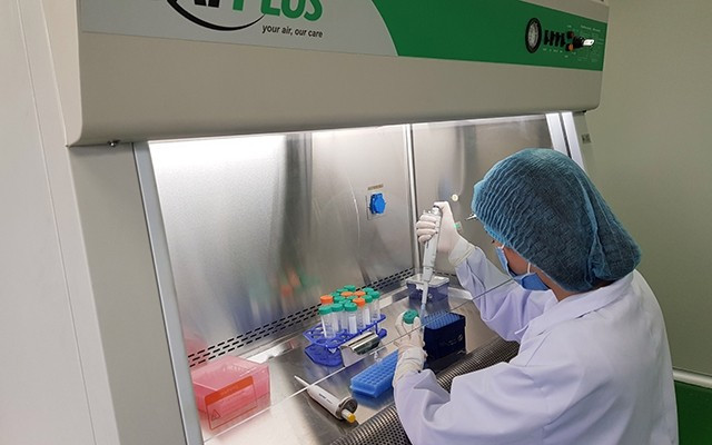 Như vậy, việc chị E bị sát hại không liên quan đến những mâu thuẫn xã hội hay tình ái. Tuy nhiên, điều tra viên khẳng định giữa nạn nhân và hung thủ chắc chắn có quen biết. Toàn bộ nhóm đối tượng thanh niên, đàn ông có biểu hiện nghi vấn, bất minh trên địa bàn được đưa vào sàng lọc. Những người này đều phải lấy mẫu nhằm thực hiện giám định ADN. Vào thời điểm này, các trinh sát bất ngờ nhận được nguồn tin, vào trưa 10/4, họ có nhìn thấy một người đàn ông đi xe máy từ núi Cuông về nhà với dáng vẻ hớt hải. Người này khi về tay vẫn cầm theo con dao đi rừng. (Ảnh minh họa, nguồn Internet) 