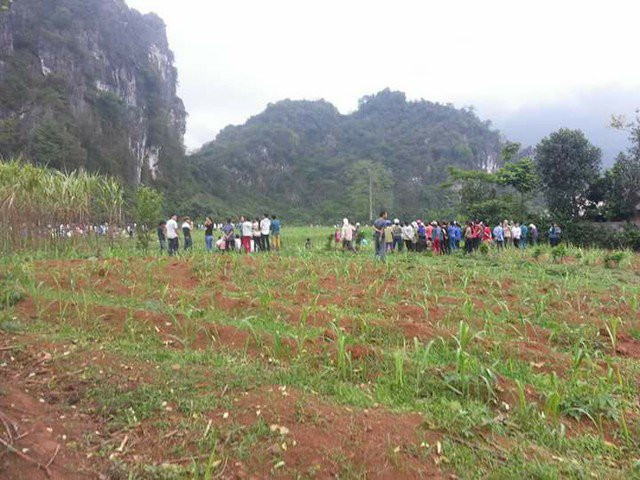 Sau khoảng 4 ngày xác định được Dũng là nghi phạm và ra quyết định truy nã, ở khu vực núi đá thôn Ngay có 1 tiếng súng vang lên. Việc này không quá lạ lẫm bởi thi thoảng vẫn có người dùng súng tự chế săn thú rừng, thế nhưng lần này, nhiều người linh cảm chuyện không hay. Sáng 18/4/2017, người dân đi rừng ngửi thấy mùi hôi thối phảng phất từ trong hang núi. Đây là miệng hang nằm cheo leo lưng núi dựng đứng, muốn lên buộc phải có dụng cụ thang khá đặc biệt. Khi người dân lên tới nơi, họ phát hiện một thi thể nam giới đang phân hủy mạnh, cạnh đó là khẩu súng tự chế. (Dãy núi nơi hung thủ tự vẫn, ảnh tư liệu)