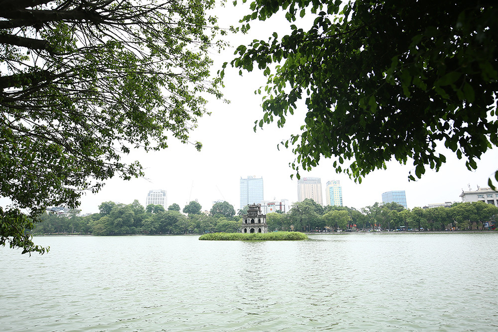 Theo số liệu thống kê từ năm 2018 quận Hoàn Kiếm, trung tâm của TP Hà Nội có quy mô dân số khoảng 155.900 người, diện tích 5,29 km2. Dù diện tích của quận khá nhỏ, nhưng là nơi lưu giữ 190 di tích lịch sử văn hóa, di tích cách mạng nổi tiếng như quần thể di tích Hồ Gươm-Đền Ngọc Sơn-Đền Bà Kiệu, chùa Quán Sứ... (Ảnh Đại Đoàn Kết)