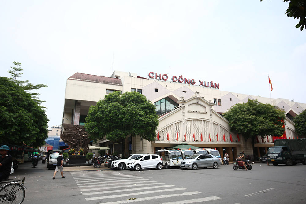 Được xây dựng vào năm 1889, chợ Đồng Xuân được biết tới là chợ trong nhà lớn nhất Hà Nội, cung cấp đầy đủ hàng hóa như sản phẩm tươi sống, đồ lưu niệm, phụ kiện và quần áo, cũng giống như đồ điện tử và đồ gia dụng. Nơi đây không đơn thuần là điểm giao thương mà còn có giá trị văn hóa, tinh thần phản ánh cuộc sống sinh hoạt của người dân Hà Nội xưa. (Ảnh Đại Đoàn Kết)