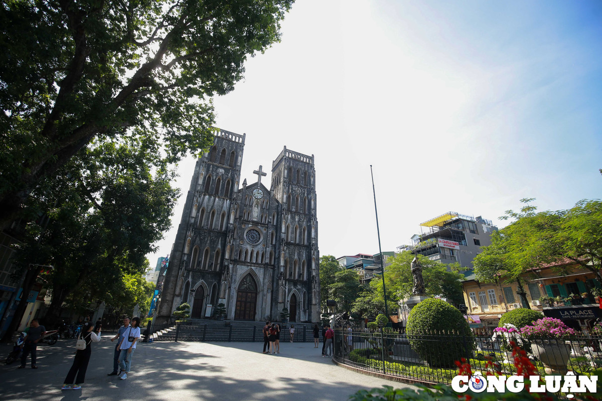 Nhà Thờ Lớn được xây dựng vào năm 1884 và khánh thành đúng dịp Lễ Giáng Sinh năm 1887. Đây là một trong những công trình kiến trúc phương Tây đầu tiên được xây dựng tại Hà Nội. Trải qua bao năm tháng, Nhà thờ Lớn Hà Nội được ví như "nhân chứng" xuyên 3 thế kỷ, chứng kiến sự “thay da đổi thịt” từng ngày của Thủ đô.