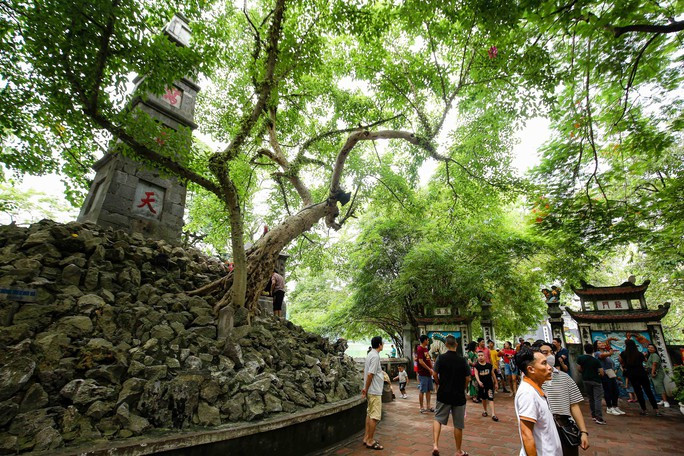 Đài Nghiên - Tháp Bút là 2 kiến trúc thuộc khu di tích đền Ngọc Sơn. Dù chỉ là 2 công trình nhỏ bé, không nguy nga tráng lệ, nhưng lại mang trong mình những ý nghĩa về văn hóa, lịch sử. (Ảnh: Người lao động)