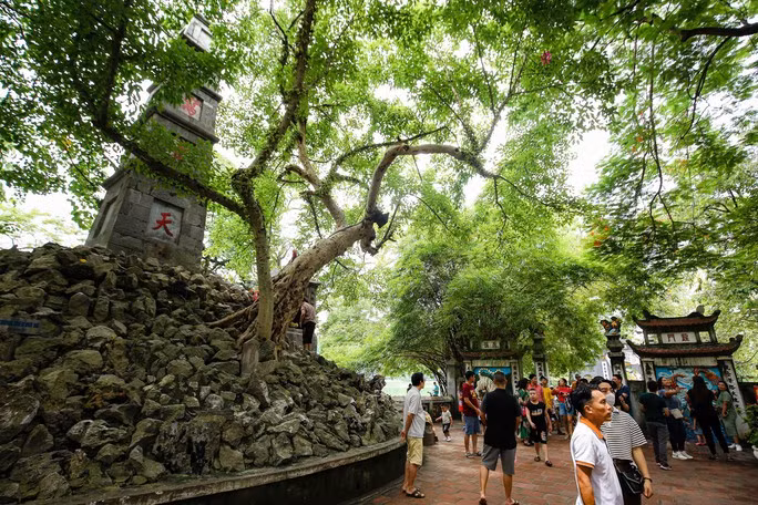 Đài Nghiên - Tháp Bút là 2 kiến trúc thuộc khu di tích đền Ngọc Sơn. Dù chỉ là 2 công trình nhỏ bé, không nguy nga tráng lệ, nhưng lại mang trong mình những ý nghĩa về văn hóa, lịch sử. (Ảnh: Người lao động)