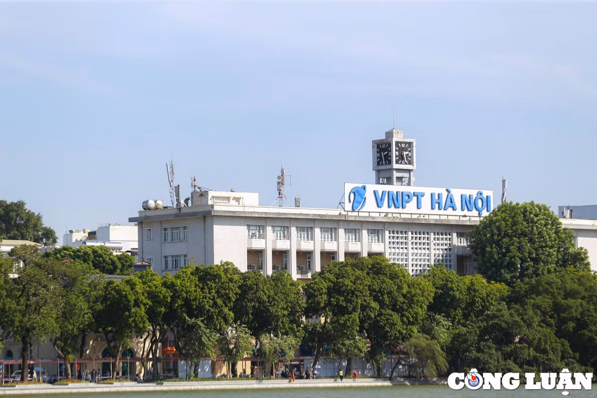 Bưu điện Bờ Hồ nằm trong khu vực hành chính đầu tiên của Hà Nội và mang phong cách cổ điển châu Âu. (Ảnh Công Luận)