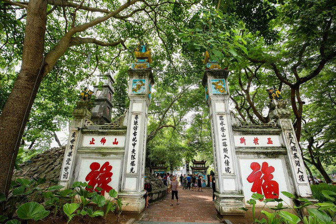 Tọa lạc trên Đảo Ngọc nằm giữa lòng Hồ Hoàn Kiếm, Đền Ngọc Sơn nổi tiếng với kiến trúc độc đáo cùng vẻ đẹp trầm mặc ấn tượng giữa lòng Thủ đô. (Ảnh: Người lao động)