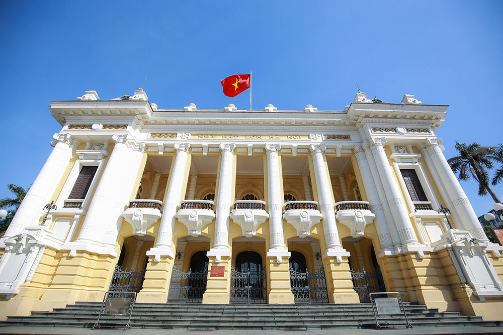 Nhà hát Lớn Hà Nội là công trình mang đường nét kiến trúc của các nhà hát ở miền Nam nước Pháp. Không gian biểu diễn, cầu thang, lối vào sảnh... của Nhà hát Lớn Hà Nội khá giống với các nhà hát ở châu Âu đầu thế kỷ XX. (Ảnh Đại Đoàn Kết)