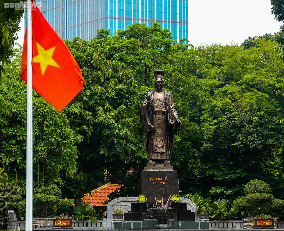 Tượng đài vua Lý Thái Tổ được khởi công xây dựng và khánh thành năm 2004. Đây là bức tượng bằng đồng nguyên chất, đúc liền khối, nặng 34 tấn (tượng 14 tấn, bệ 20 tấn), cao 10,10m (tượng cao 6,8m, bệ cao 3,3m) tương ứng với số năm 1010 - năm vua Lý Thái Tổ dời đô từ Hoa Lư (Ninh Bình) ra thành Đại La (tức Hà Nội ngày nay), đổi tên thành Thăng Long. Tượng được đặt trên đài hình bát giác (tượng trưng cho tám hướng), phần trên đài cách điệu bốn cổng thành Hà Nội, phần bệ giật cấp ba bậc thềm tượng trưng cho thiên thời - địa lợi – nhân hoà, những yếu tố làm cơ sở để vua Lý Thái Tổ đặt niên hiệu Thuận Thiên. Từ lâu, Tượng đài vua Lý Thái Tổ là nơi diễn ra nhiều sự kiện, hoạt động văn hóa nghệ thuật trong các dịp lễ kỷ niệm quan trọng của đất nước. (Ảnh VTC News)