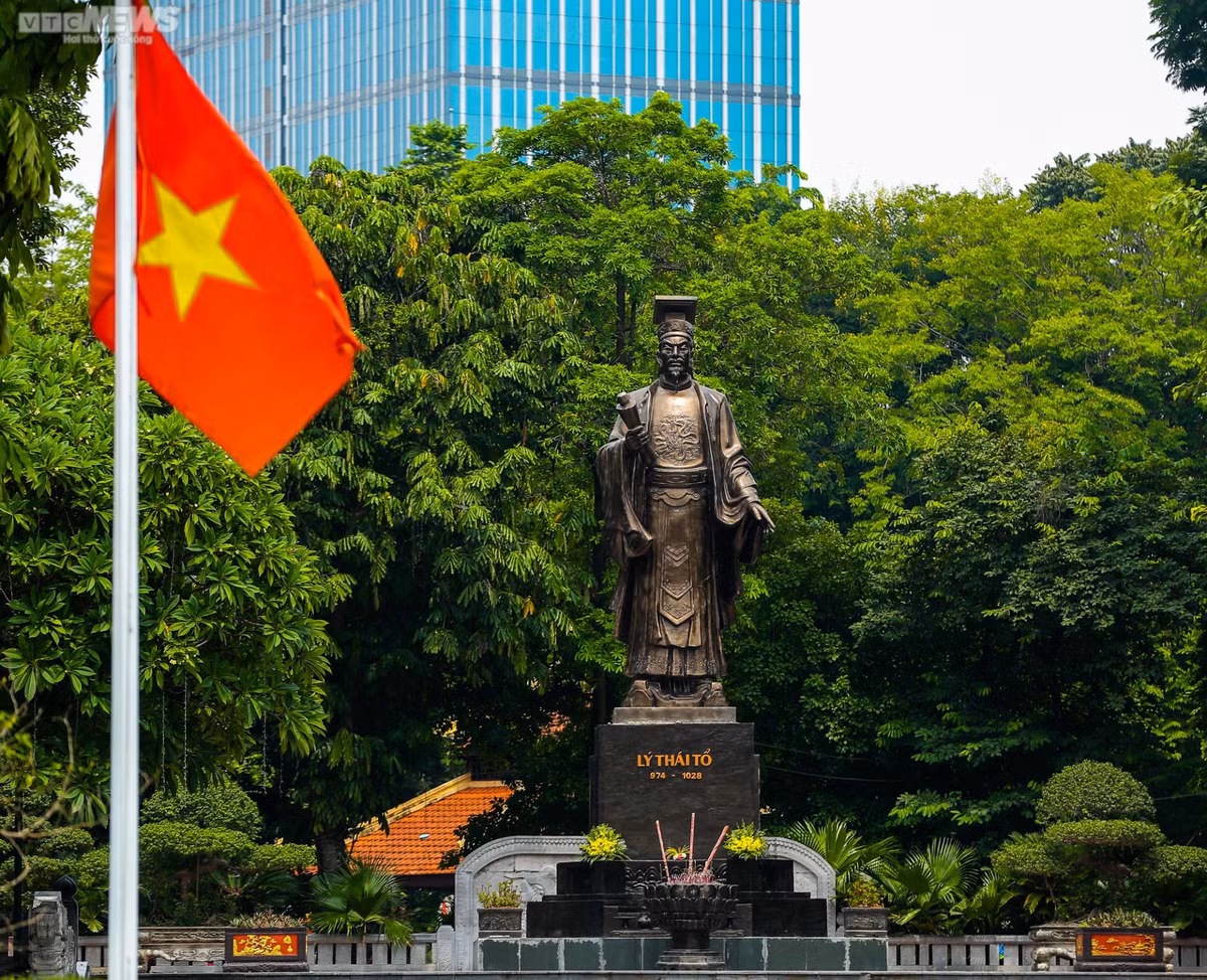 Tượng đài vua Lý Thái Tổ được khởi công xây dựng và khánh thành năm 2004. Đây là bức tượng bằng đồng nguyên chất, đúc liền khối, nặng 34 tấn (tượng 14 tấn, bệ 20 tấn), cao 10,10m (tượng cao 6,8m, bệ cao 3,3m) tương ứng với số năm 1010 - năm vua Lý Thái Tổ dời đô từ Hoa Lư (Ninh Bình) ra thành Đại La (tức Hà Nội ngày nay), đổi tên thành Thăng Long. Tượng được đặt trên đài hình bát giác (tượng trưng cho tám hướng), phần trên đài cách điệu bốn cổng thành Hà Nội, phần bệ giật cấp ba bậc thềm tượng trưng cho thiên thời - địa lợi – nhân hoà, những yếu tố làm cơ sở để vua Lý Thái Tổ đặt niên hiệu Thuận Thiên. Từ lâu, Tượng đài vua Lý Thái Tổ là nơi diễn ra nhiều sự kiện, hoạt động văn hóa nghệ thuật trong các dịp lễ kỷ niệm quan trọng của đất nước. (Ảnh VTC News)