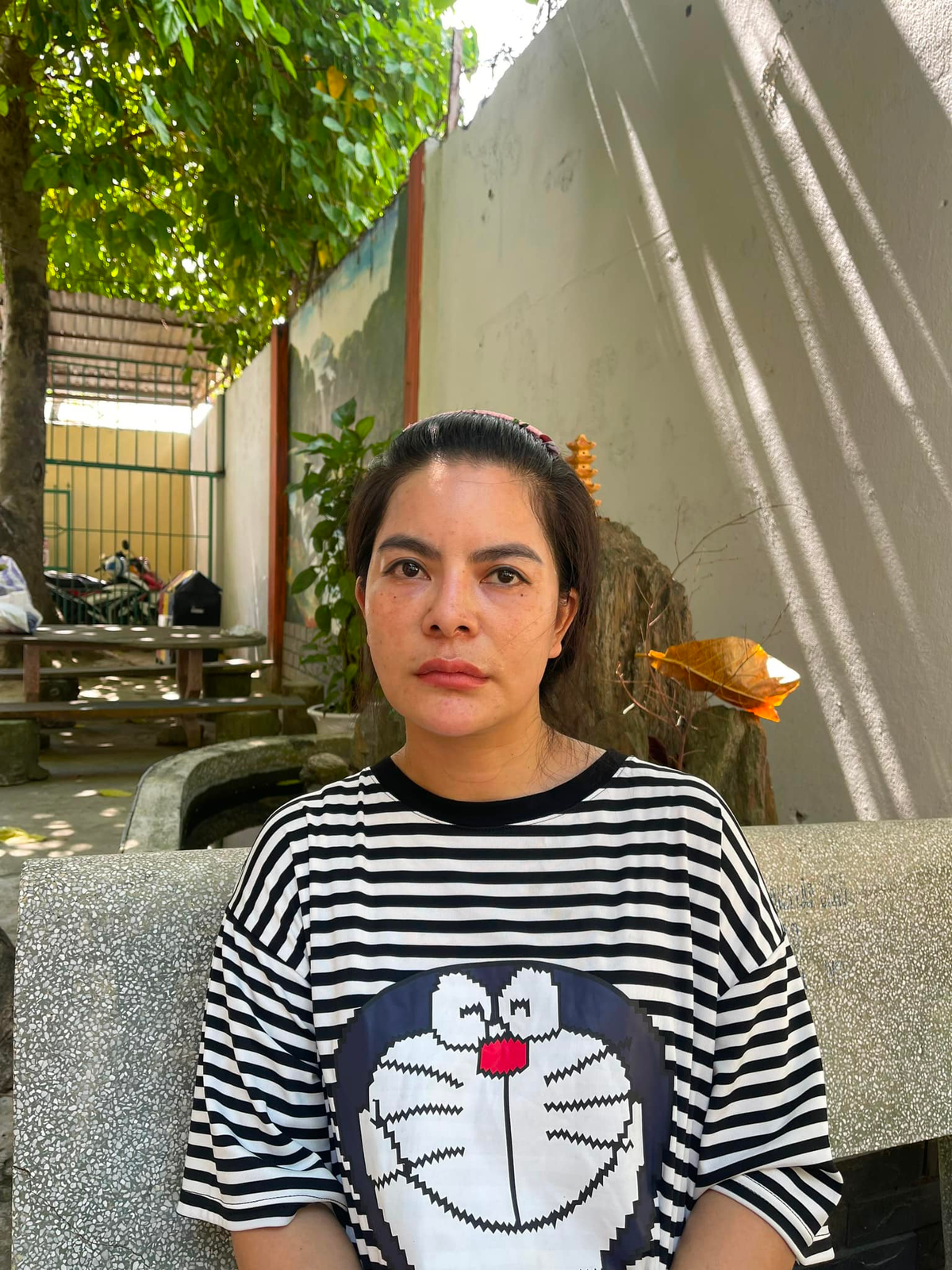 Thấy gia đình K có điều kiện, Ly "nổ" về gia thế của mình, rằng gia đình Ly đang sở hữu một công ty xe khách. Anh trai Ly là người quản lý tuyến xe khách Gia Lai – Hải Dương, nhằm dễ dàng tiếp cận gia đình anh K. Đến tháng 9/2022, Ly nói đã có thai với anh K. và cùng anh K. tổ chức đám cưới. Ly thuê người đóng giả cha, mẹ và họ hàng nhà gái với số tiền 100 triệu đồng để tổ chức đám cưới tại Gia Lai. 