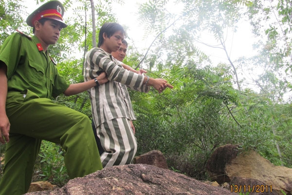 Sau khi đón được Dũng, Cửu đưa cháu lên Khu du lịch Ghềnh Ráng, tìm nơi vắng vẻ, trói tay, chân và nhét găng tay vào miệng cháu Dũng. Khi cháu Dũng la khóc, chống trả, Cửu đánh vào mặt, đẩy mạnh đầu cháu vào tảng đá gây chảy máu... Đúng lúc đó, Cửu nghe chị Tâm gọi điện thoại giục sao không thấy đón cháu Dũng về, hắn trả lời đã có ai đó đón rồi. Cháu Dũng thấy vậy bung được dây trói chạy trốn. Cửu bắt cháu lại rồi lấy đá đập vào đầu, sau đó hất cháu Dũng xuống một hố sâu ven bờ biển khiến nạn nhân tử vong. (Ảnh Báo Gia Lai) 