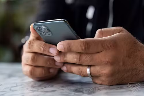 Anh Cường hỏi một số nhân viên trong khách sạn thì được chị Nguyễn Linh Tâm, 35 tuổi là nhân viên lễ tân cho biết, lúc chiều đã nhờ Đặng Văn Cửu, sinh viên Trường đại học Quy Nhơn, đang phụ việc làm nhân viên lễ tân của Khách sạn, đến trường đón cháu Dũng. Tuy nhiên, khi hỏi lại thì Cửu nói đã đến trường nhưng đợi mãi không thấy cháu đâu cả. Trong lúc con trai chưa về nhà, anh Cường lại nhận được tin nhắn từ một số máy lạ với nội dung: “Ông là Cường phải không? Con trai ông đang nằm trong tay tôi, đừng nói với ai, nếu không con ông không về được với ông đâu”. (Ảnh minh họa, nguồn Internet)