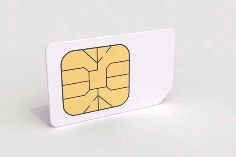 Vào khoảng 16h30 ngày 11/11/2011, Cửu mượn xe máy của chị Nguyễn Linh Tâm, nhân viên Khách sạn Tân Yến đến đường Nguyễn Thái Học mua thêm sim điện thoại. Vừa mua xong Cửu nhận tin nhắn của chị Tâm nhờ đón cháu Dũng tại Trường Tiểu học Ngô Mây. Cho đây là thời cơ để trả thù ông Cường nên Cửu đến nhà số 10 đường Nguyễn Văn Trỗi, nơi Trần Hữu Việt, bạn của Cửu đang ở trọ lấy dây cao su dài 2,94 mét cắt làm hai đoạn và một đôi găng tay bằng len rồi đến trước cổng Trường Tiểu học Ngô Mây chờ cháu Dũng. (Ảnh minh họa, nguồn Internet) 