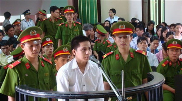 Gây án xong, Cửu về nhà trọ của Việt mượn điện thoại, lắp sim mới mua vào, nhắn tin đe dọa ông Cường. Nhắn tin xong, Cửu trở về Khách sạn Tân Yến nói với ông Cường đi đón cháu Dũng nhưng không gặp và cùng ông đến Công an phường Ngô Mây báo tin cháu Dũng mất tích như chưa có chuyện gì xảy ra. Chỉ vì tự ái mà Cửu đã từ một sinh viên trở thành tên tội phạm với bản án chung thân. (Ảnh Giáo dục thời đại) 