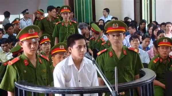 Gây án xong, Cửu về nhà trọ của Việt mượn điện thoại, lắp sim mới mua vào, nhắn tin đe dọa ông Cường. Nhắn tin xong, Cửu trở về Khách sạn Tân Yến nói với ông Cường đi đón cháu Dũng nhưng không gặp và cùng ông đến Công an phường Ngô Mây báo tin cháu Dũng mất tích như chưa có chuyện gì xảy ra. Chỉ vì tự ái mà Cửu đã từ một sinh viên trở thành tên tội phạm với bản án chung thân. (Ảnh Giáo dục thời đại) 