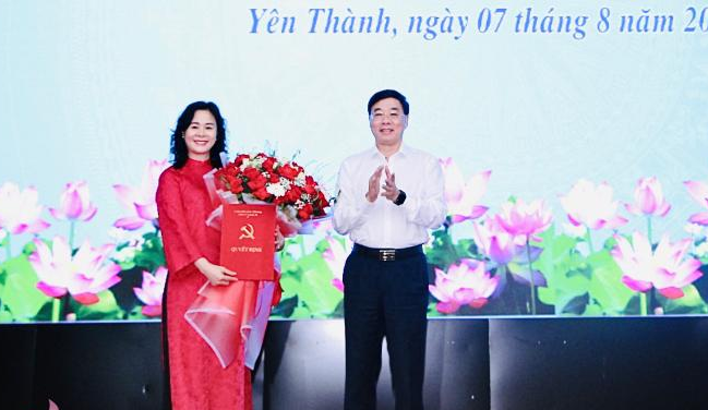Trao quyết định, tặng hoa chúc mừng nữ Bí thư Huyện ủy Yên Thành, ông Nguyễn Văn Thông - Phó Bí thư Tỉnh ủy Nghệ An, cho rằng: Đây là vinh dự của đồng chí Lê Thị Hoài Chung, cũng là trách nhiệm nặng nề với vị trí là người đứng đầu một cấp ủy một huyện lớn, phát triển mạnh, có truyền thống cách mạng.