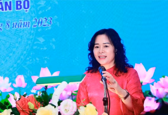 Bà Lê Thị Hoài Chung (sinh năm 1973), có trình độ tiến sĩ, lý luận chính trị cao cấp; bà có thời gian dài công tác trong ngành Y tế, từng giữ các chức vụ Phó Giám đốc Sở Y tế kiêm Chi cục Trưởng Chi cục Dân số - Kế hoạch hóa gia đình, rồi Phó Trưởng Ban Tuyên giáo Tỉnh ủy Nghệ An. 