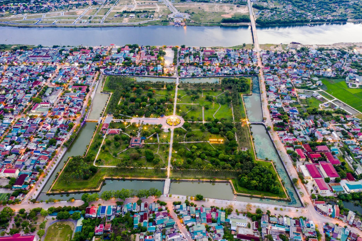 Chuyen du lich ve mien dat chua dung nhieu cau chuyen lich su