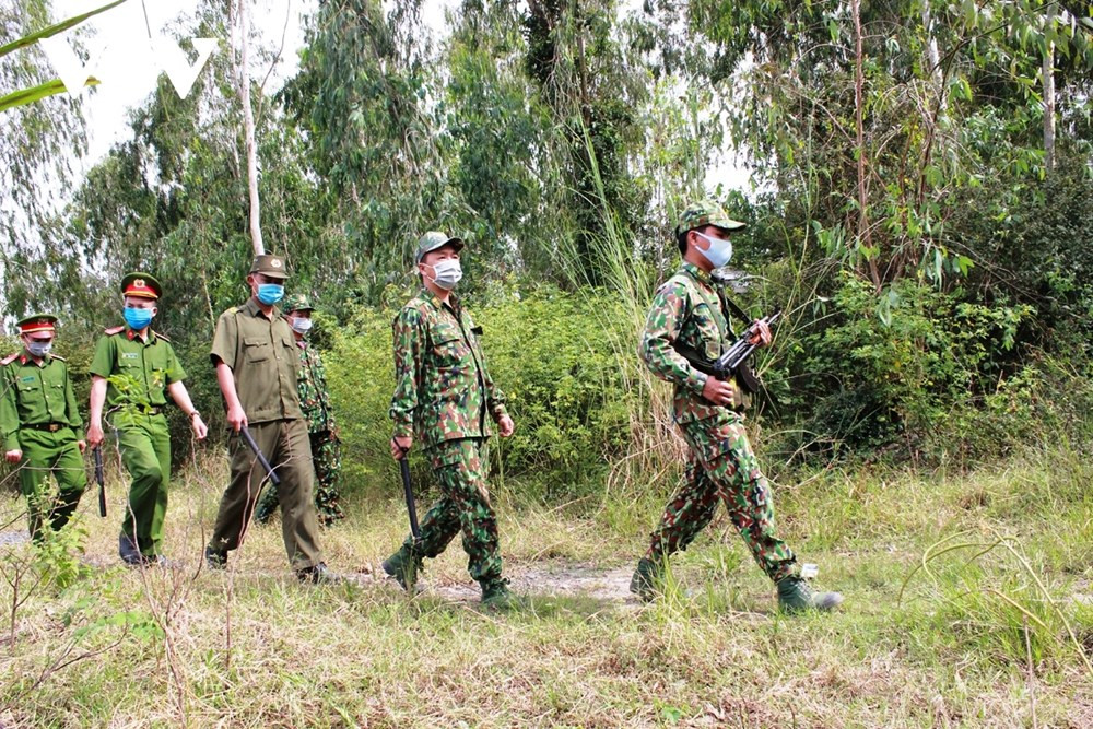 Cùng với đó, chỉ đạo các lực lượng chia thành nhiều tổ công tác, rà soát xác minh toàn bộ địa bàn xảy ra vụ án và các địa bàn giáp ranh; chốt chặn tại các tuyến giao thông giữa các xã và các thị xã Sa Pa, thành phố Lào Cai. Bên cạnh đó, Công an tỉnh Lào Cai đã trao đổi thông tin, phối hợp với lực lượng biên phòng kiểm soát chặt chẽ tuyến biên giới phòng ngừa đối tượng trốn sang Trung Quốc. (Ảnh minh họa, nguồn Internet) 