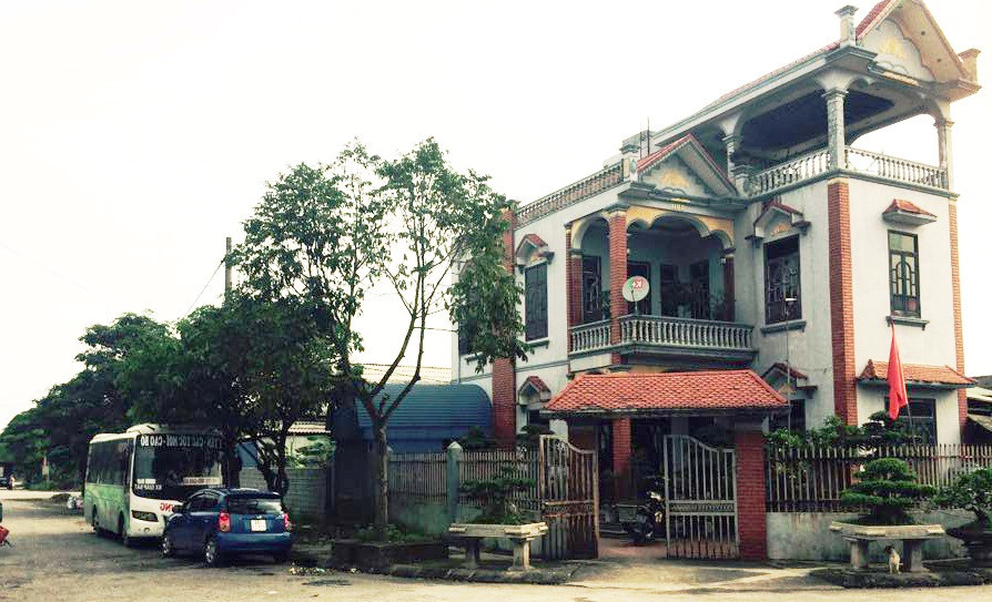 Thế nhưng, nhiều năm qua trên địa bàn xã đã xảy ra tình trạng hàng loạt nhà kiên cố được xây dựng trái phép trên đất Dự án Cụm công nghiệp Quang Trung nhưng chính quyền “làm ngơ”.
