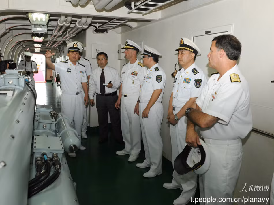 Ngoài tàu sân bay Liêu Ninh, ông Richardson còn thăm một vài tàu chiến khác của Trung Quốc.