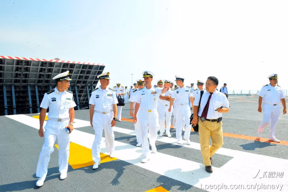 Toàn bộ các máy bay tiêm kích J-15, trực thăng Z-8 trên tàu sân bay Liêu Ninh được di dời trước chuyến thăm của ông Richardson.