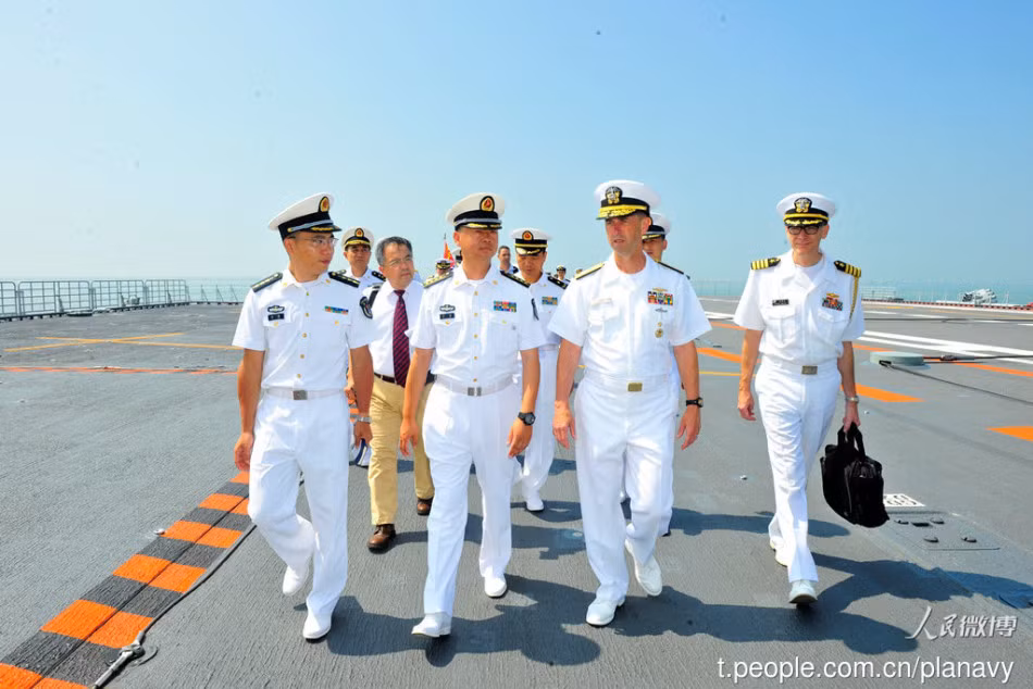 Đáng lưu ý, chuyến thăm của vị Đô đốc Hải quân Mỹ diễn ra chỉ ít ngày sau khi Tòa Trọng tài Thường trực (PCA) đã ra phán quyết về vấn đề Biển Đông có liên quan tới hành động tranh chấp lãnh hải của Trung Quốc.