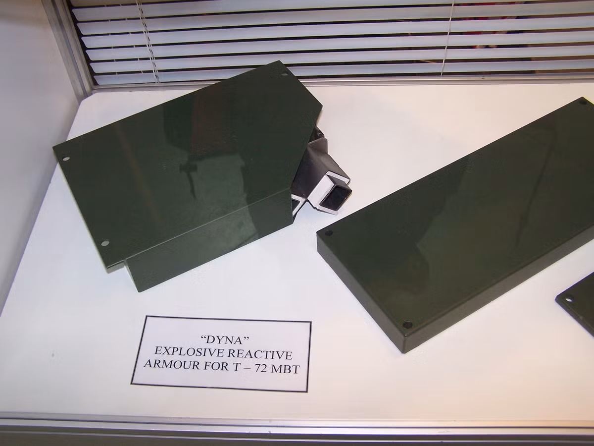 Bên cạnh đó, các cơ quan kỹ thuật Binh chủng TTG đã tự nghiên cứu thành công giáp phản ứng nổ và hệ thống điều khiển hỏa lực cho xe tăng T-54/55. Theo đó, cách đây không lâu, các cán bộ kỹ thuật thuộc Viện Thuốc phóng, thuốc nổ (Tổng cục Công nghiệp Quốc phòng) đã nghiên cứu, chế tạo thành công một loại giáp phản ứng nổ (ERA). ERA do Việt Nam chế tạo gồm ba phần: Phần tử nổ, thân hộp giáp và cơ cấu gá, trong đó, phần tử nổ là bộ phận chính có chức năng cản xuyên, được thiết kế lượng nổ kẹp giữa hai tấm thép.