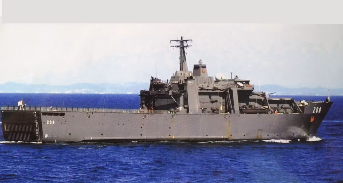 ENDURANCE có khả năng vận chuyển 4 xuồng đổ bộ chở quân dài 13m, 2 xuồng đổ bộ chở vật tư dài 25m, 18 xe tăng, 20 xe vận tải và 350-500 binh sĩ và 2 trực thăng AS 332M Super Puma. Vũ khí trang bị gồm tổ hợp tên lửa phòng không Mistrals Simbad, 01 pháo 76mm Oto Melara, 2 pháo tự động 25mm M242 Bushmaster, 4 súng máy 12,7mm. Hiện Hải quân Singapore có 5 tàu đổ bộ thuộc loại này.