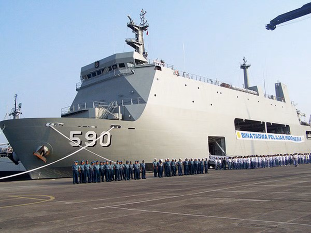 Tàu đổ bộ lớp Makassar của Indonesia là lớp tàu đổ bộ do Hàn Quốc thiết kế và chế tạo theo hợp đồng trị giá 150 triệu USD ký với Hải quân Indonesia. Tàu có lượng dãn nước 7.300 tấn, chiều dài 122m, rộng 22m, tốc độ lớn nhất 16 hải lý/giờ (29km/h), tầm hoạt động 10.000 hải lý (18.0000km), kíp thủy thủ 126 người. 