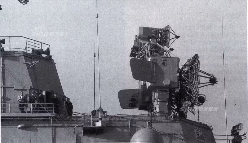 Cận cảnh đài điều khiển hỏa lực tổ hợp tên lửa hải đối không M-11 Shtorm trang bị trên tàu sân bay lớp Kiev.