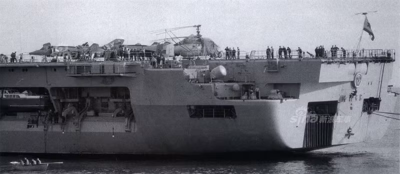 Đáng tiếc là tàu sân bay lớp Kiev chỉ có thể mang được 12-13 máy bay tiêm kích hạm cất hạ cánh thẳng đứng Yak-38 VSTOL tuy hoạt động tốt trên boong phóng hạn chế diện tích, nhưng mang vác vũ khí ít ỏi.