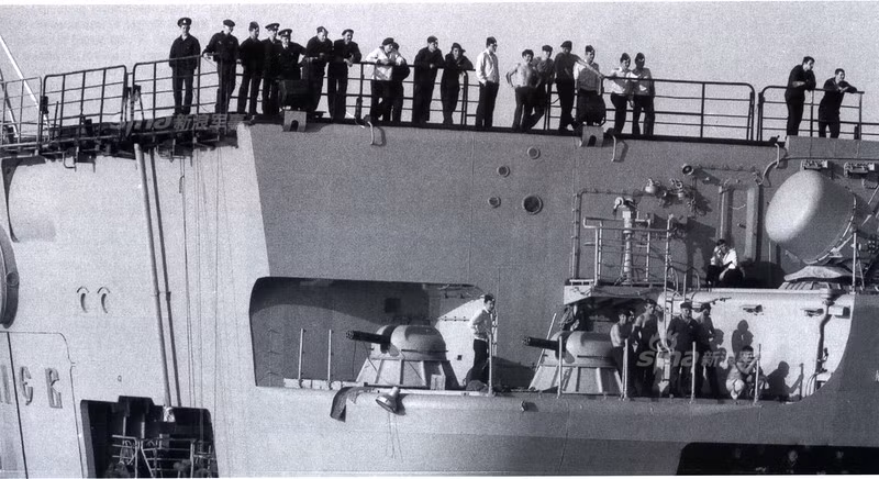 Ngoài ra, dọc hai bên thân tàu còn được hộ vệ bởi 8 bệ pháo cao tốc CIWS AK-630.