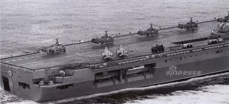 Có một điều phải cần lưu ý rằng, các tàu sân bay lớp Kiev được Liên Xô phân loại là “tuần dương hạng nặng chở máy bay” có khả năng tác chiến độc lập, không cần hộ tống như các tàu sân bay phương Tây. Tuy nhiên, người ta thường gọi lớp Kiev 1143 theo phân loại của phương Tây là tàu sân bay hơn là “tuần dương hạm hạng nặng chở máy bay”. Ảnh: Máy bay trên tàu sân bay lớp Kiev.