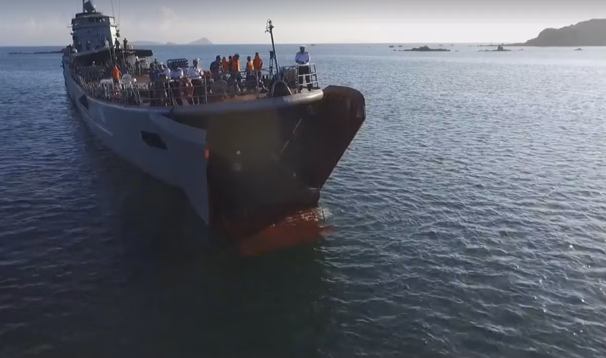 Cách bờ khoảng 1km, cửa đổ bộ được mở và các xe tăng PT-76B bắt đầu bò ra tiến vào bờ