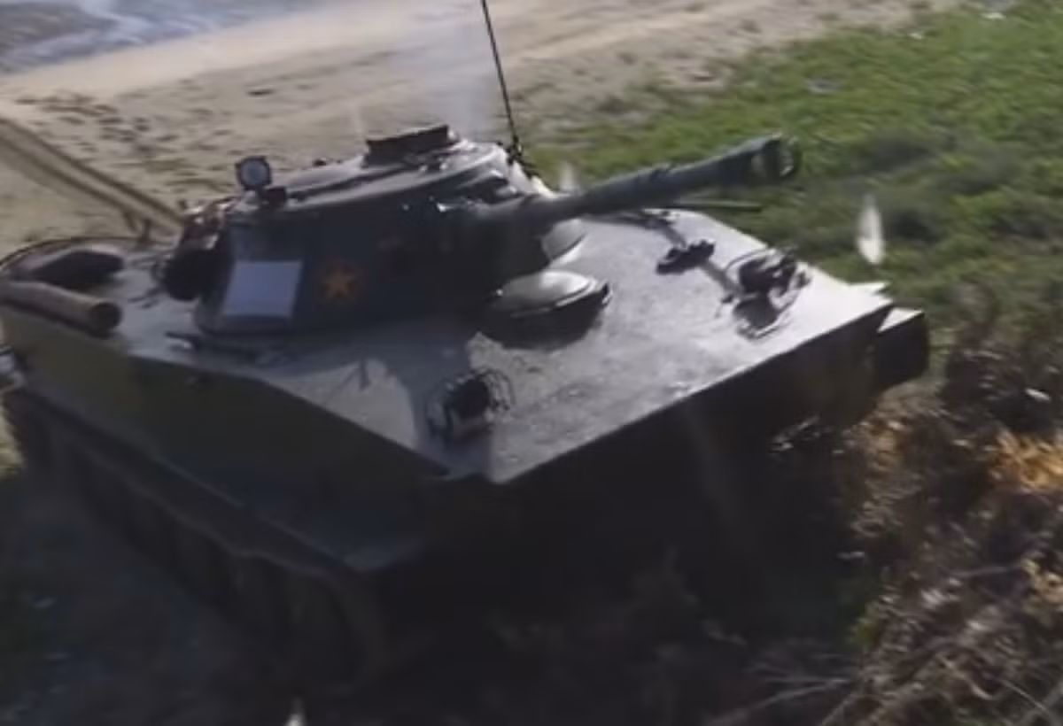 Xe tăng PT-76B tiếp tục là mũi nhọn đột kích phá hủy từng hệ thống phòng ngự của quân địch, tái chiếm lại đảo.