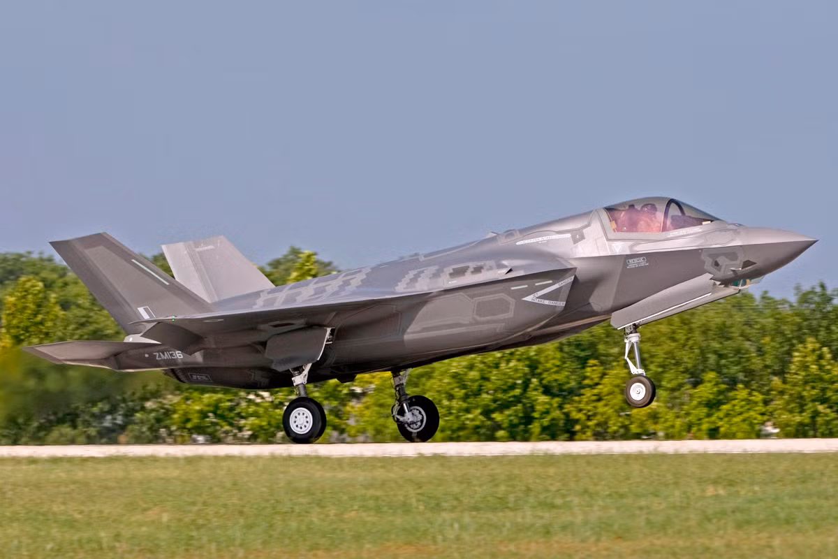 NI cho rằng, đến 2030, số Typhoon sẽ vẫn được giữ vững, nhưng Tornado GR4 sẽ được thay thế bởi 138 chiếc F-35B trang bị cho cả RAF và Hải quân Hoàng gia.