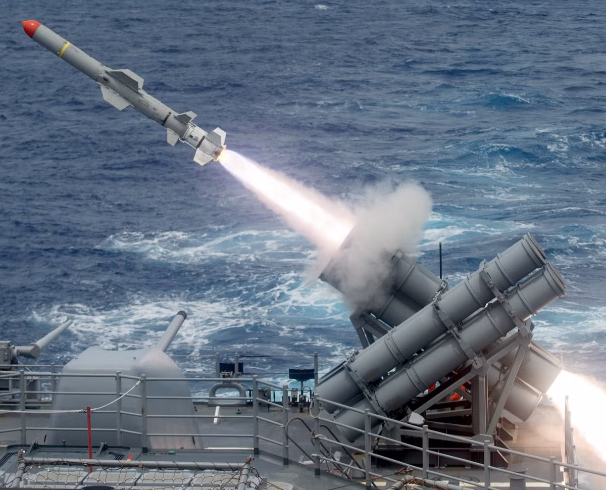 Vũ khí chính trên tàu là tên lửa chống hạm Boeing RGM-84 Harpoon, F125 mang 2 giàn phóng với 4 ống phóng tên lửa RGM-84 Harpoon, tầm bắn 130km.
