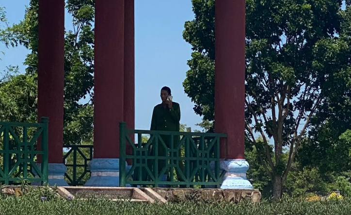 “Đối tượng Quốc muốn gặp để nói chuyện với lãnh đạo trực tiếp chỉ đạo tại hiện trường, tôi đã đến tiếp cận và nói chuyện với đối tượng” – đại tá Sơn nói. Theo đại tá Sơn, lúc đầu đối tượng muốn tự sát, nhưng ông đã thuyết phục khoảng 20 phút để phân tích những cái được và mất, Quốc còn có gia đình, vợ con. (Ảnh: Vietnamnet) 