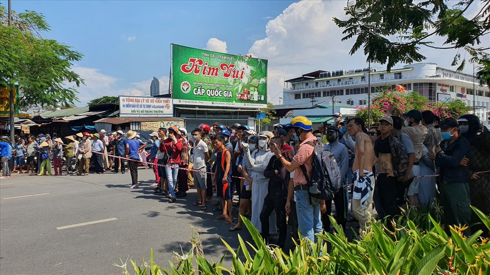 Khi Quốc đến khu vực cầu Gia Hội, những khu vực xung quanh đã được lực lượng chức năng phong tỏa. Lúc này, lực lượng công an tiến hành kêu gọi nghi phạm ra đầu thú để hưởng sự khoan hồng của pháp luật. (Ảnh: Báo Lao Động)