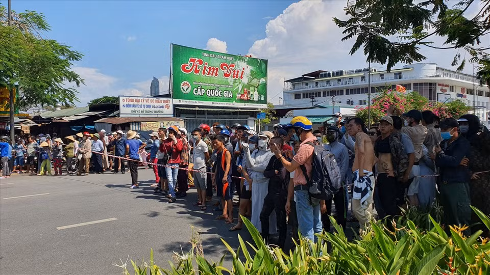 Khi Quốc đến khu vực cầu Gia Hội, những khu vực xung quanh đã được lực lượng chức năng phong tỏa. Lúc này, lực lượng công an tiến hành kêu gọi nghi phạm ra đầu thú để hưởng sự khoan hồng của pháp luật. (Ảnh: Báo Lao Động)