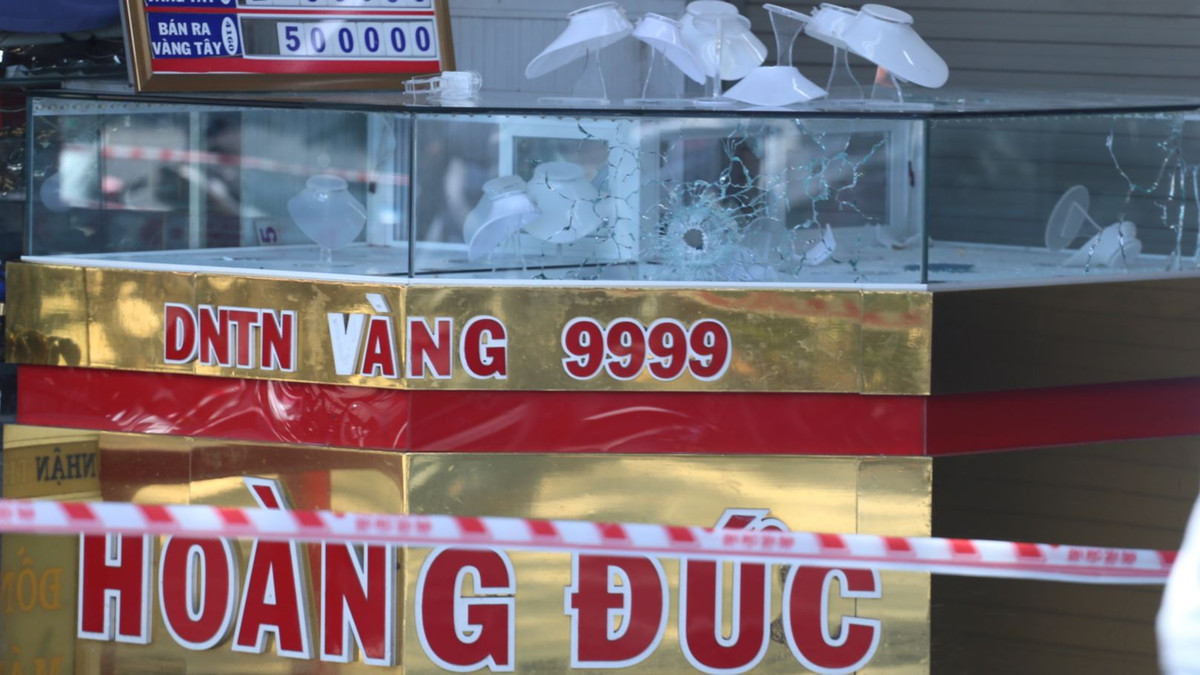 Tiếp đến, nghi phạm đi đến tiệm vàng Thái Lợi, cách tiệm vàng Hoàng Đức khoảng chừng 20 mét, bắn nhiều phát vào tủ kính để cướp vàng rồi vứt hết vàng ra ngoài đường. Sau đó, nghi phạm chạy về hướng cầu Gia Hội và cố thủ. (Ảnh: Thanh Niên) 