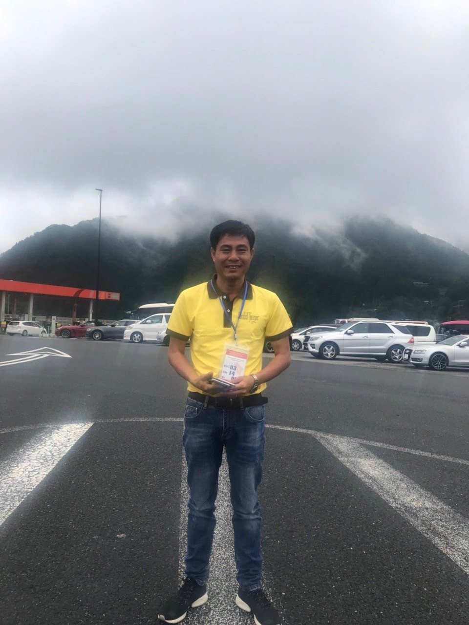 Sau đó nhà đầu tư tiếp tục lôi kéo, kêu gọi người khác tham gia để hưởng lợi nhuận từ "hoa hồng" và tiền thưởng, bán "cổ phiếu nội bộ" của công ty cho người tham gia (thực chất là lấy tiền người tham gia sau để trả thưởng và "hoa hồng" cho người tham gia trước). 