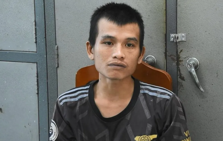  Bị chửi khi đang sử dụng ma túy, 'con nghiện' đâm chết người: Đang sử dụng ma túy ở nhà người quen, Lê Văn Ngà (24 tuổi, ngụ huyện Hàm Thuận Bắc, Bình Thuận) bị anh Nguyễn Văn Lục (24 tuổi, ngụ khu phố 5, phường Lạc Đạo, TP.Phan Thiết) chửi bới. Điên tiết, Ngà rút dao mang theo người đâm anh Lục tử vong. Ngày 6/8, Công an tỉnh Bình Thuận cho biết vừa bắt giữ Ngà để điều tra về hành vi giết người. 