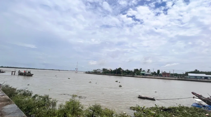  Nhảy kênh tắm khi đang nhậu, người đàn ông bị đuối nước mất tích: Chiều 5/8, ông Đào Vũ K. (41 tuổi, quê tỉnh Tây Ninh) cùng 5 người khác tổ chức ăn nhậu tại ghe đậu trên kênh Bà Tổng, xã An Thới Đông, huyện Cần Giờ, TP HCM. Đang nhậu thì ông K. bất ngờ lao xuống kênh tắm và sau đó bị đuối nước mất tích. Ngày 6/8, lực lượng chức năng huyện Cần Giờ cho biết vẫn đang phối hợp với các cơ quan liên quan tổ chức lặn tìm nạn nhân mất tích.