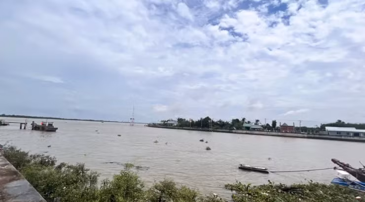  Nhảy kênh tắm khi đang nhậu, người đàn ông bị đuối nước mất tích: Chiều 5/8, ông Đào Vũ K. (41 tuổi, quê tỉnh Tây Ninh) cùng 5 người khác tổ chức ăn nhậu tại ghe đậu trên kênh Bà Tổng, xã An Thới Đông, huyện Cần Giờ, TP HCM. Đang nhậu thì ông K. bất ngờ lao xuống kênh tắm và sau đó bị đuối nước mất tích. Ngày 6/8, lực lượng chức năng huyện Cần Giờ cho biết vẫn đang phối hợp với các cơ quan liên quan tổ chức lặn tìm nạn nhân mất tích.