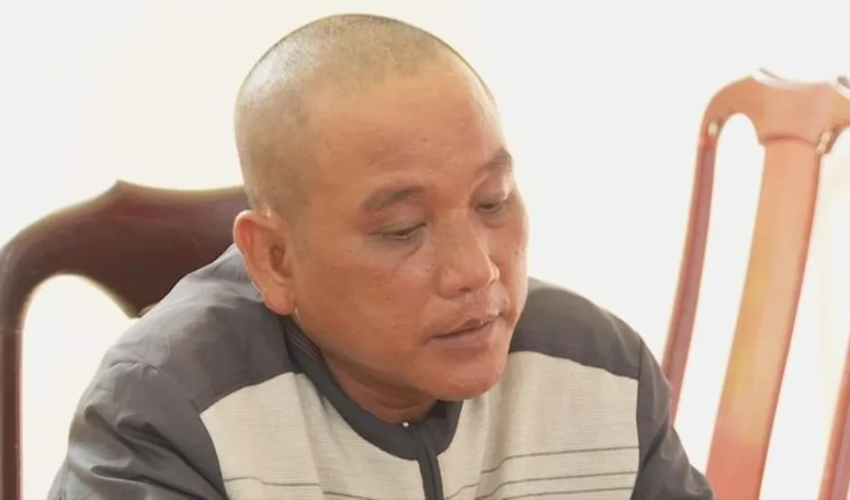  Đóng giả thành nhà sư đi bán hương để trốn truy nã: Trần Văn Biết (44 tuổi, trú tại huyện Đắk Mil, tỉnh Đắk Nông) vừa bị cơ quan chức năng bắt giữ. Tháng 2/2020, Biết mua 2 xe máy trả góp sau đó mang đi thế chấp vay gần 100 triệu đồng, rồi đóng giả là nhà sư để lẩn trốn truy nã. Ngày 6/8, Công an TP Buôn Ma Thuột, tỉnh Đắk Lắk cho biết vừa di lý Biết về trụ sở để điều tra về hành vi “Lừa đảo chiếm đoạt tài sản” và “Làm giả tài liệu của cơ quan; sử dụng tài liệu giả của cơ quan”. 